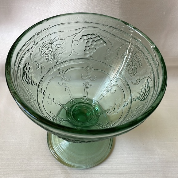 Arcoroc France in Minos Jade grape pattern compote or dessert footed glass bowl - Picture 2 of 8